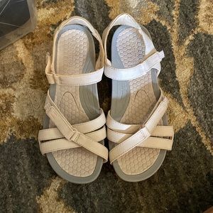Bare trap sandals